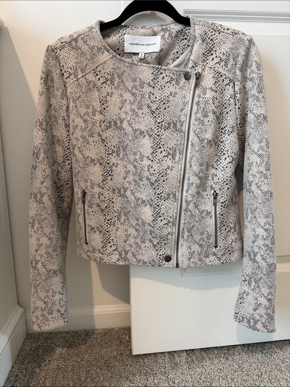 cupcakes & cashmere Light Gray Snake-Print Asymmetrical Zip Jacket